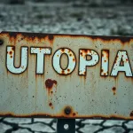 Co to jest dystopia? Odkryj definicję i przykłady w literaturze